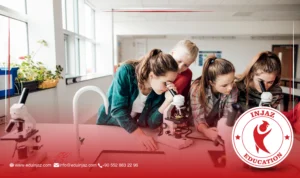 STEM يمثل العلوم، التكنولوجيا، الهندسة، والرياضيات، وهو نموذج تعليمي يركز على توفير تعليم شامل ومتعدد التخصصات، يستجيب للتحديات الحقيقية .