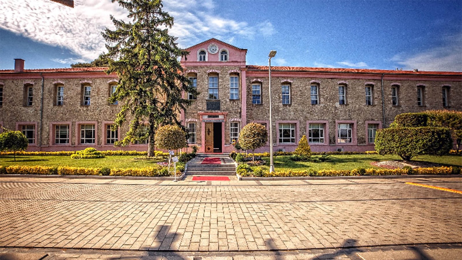 جامعة إسطنبول صبّاح الدين زعيم